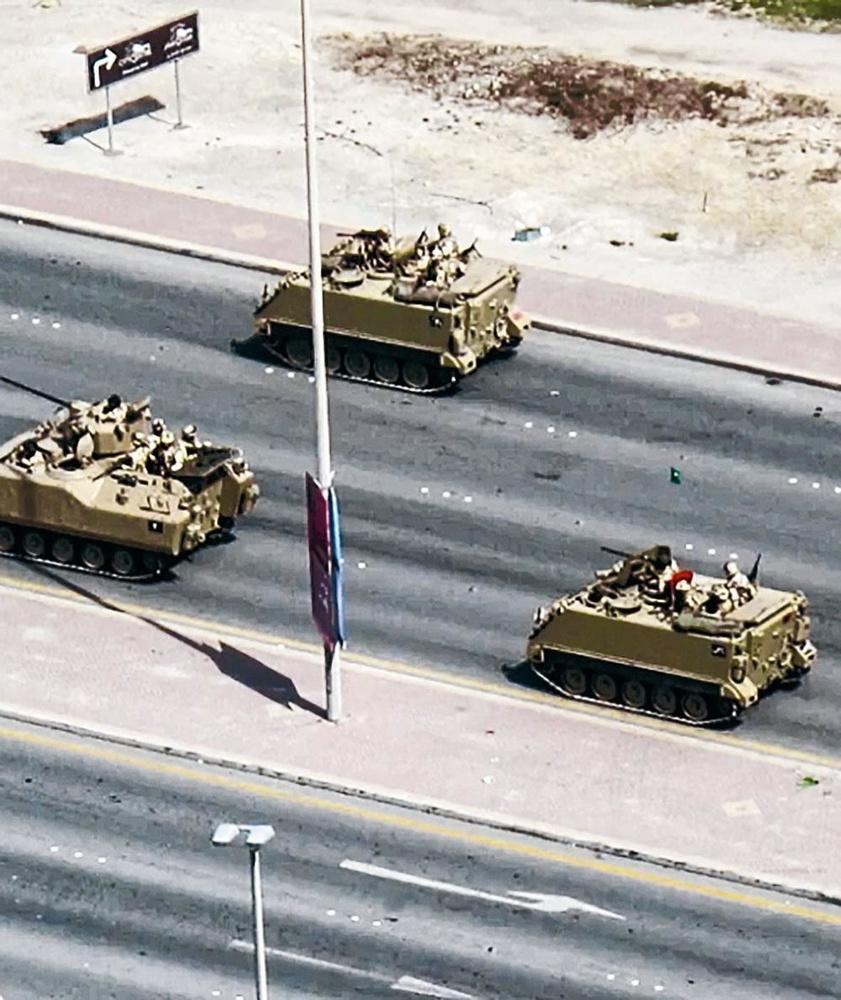 M-113-pantserwagens van Belgische origine bezetten een toegangsweg naar de Parelrotonde tijdens de Bahreinse protesten van 2011.