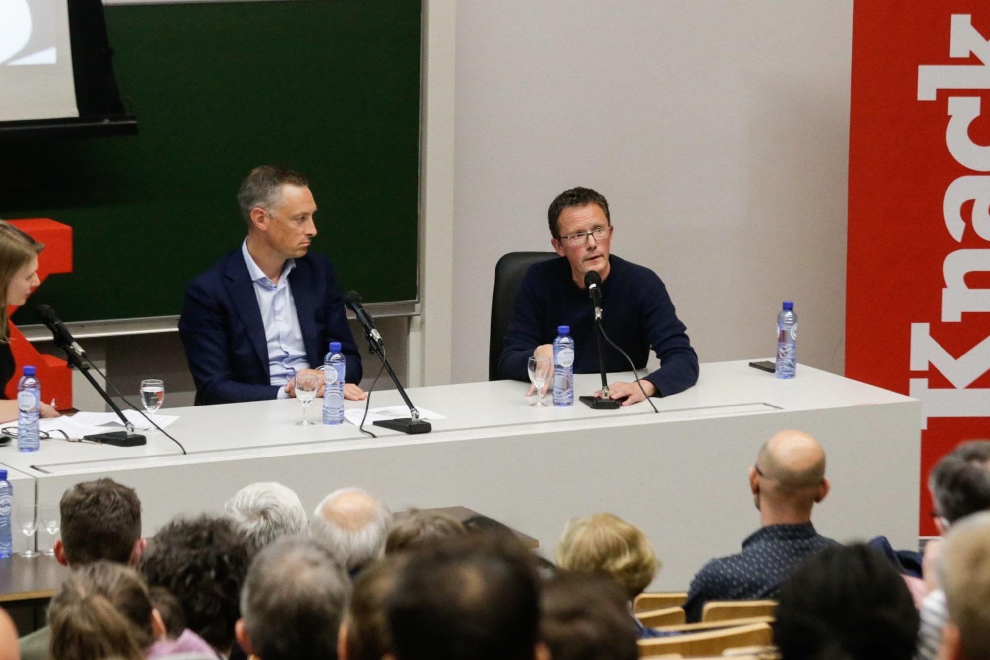 Experts Peter De Keyzer (links) en Ive Marx (rechts) in gesprek voor het politieke debat.