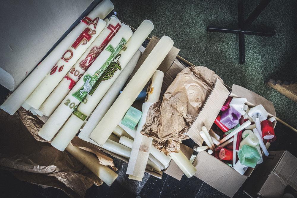 De Sint-Martinuskerk in Schelderode. Onder meer kandelaars, processielampen en penningen wachten op een ongewisse bestemming.