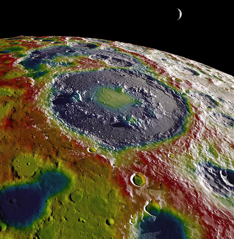 Op de maan geeft de Schrödinger-krater (></noscript> 300 km) een mooi beeld van hoe de Chicxulub-krater eruit zou hebben gezien als deze aan de oppervlakte zichtbaar was gebleven (beeld: D. Kring, Lunar and Planetary Institute, Houston, Texas).”/><figcaption><span>Op de maan geeft de Schrödinger-krater (> 300 km) een mooi beeld van hoe de Chicxulub-krater eruit zou hebben gezien als deze aan de oppervlakte zichtbaar was gebleven (beeld: D. Kring, Lunar and Planetary Institute, Houston, Texas).</span><span>© D. Kring, Lunar and Planetary Institute, Houston, Texas</span></figcaption></figure>

<p>Om meer inzicht te krijgen in het mechanisme en de effecten van kratervorming is in 2016 een wetenschappelijke expeditie erin geslaagd om een kern te boren uit de eerdergenoemde peak-ring zone. Deze peak-ring zone is van belang omdat dit gesteente van zeer diep komt. Dit komt omdat de energie die vrijkwam toen de meteoriet insloeg zo groot was (in magnitude gelijk aan ± 5 miljard atoombommen die tegelijk exploderen) dat het gesteente werd vervormd op een manier dat het zich bijna gedraagt als water, zogeheten akoestische fluïdisatie. </p>
<div id=