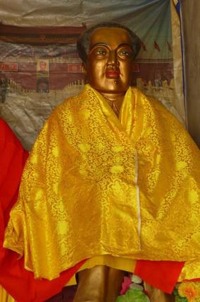 Een Grootmoederbeeld met het hoofd van Mao Zedong.