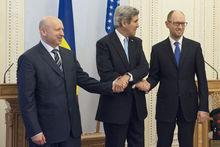 De Oekraïense premier Arseni Jatsenjoek, de Amerikaanse minister van Buitenlandse Zaken John Kerry en de Oekraïense president Oleksander Toertsjinov.