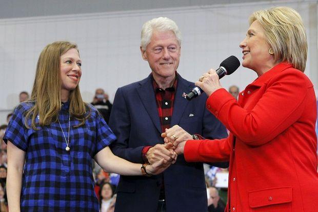 In haar laatste volle campagnedag in Iowa voerde Hillary Clinton versterking aan van ex-president Bill Clinton en dochter Chelsea