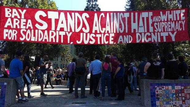 Tussen Trump-aanhangers en antifa in Berkeley: 'Ineens richt de meute zich op een groep rechtse demonstranten'