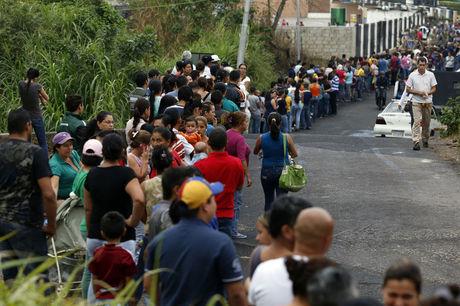Het is lang aanschuiven om aankopen te doen in de lokale supermarkten in Venezuela.