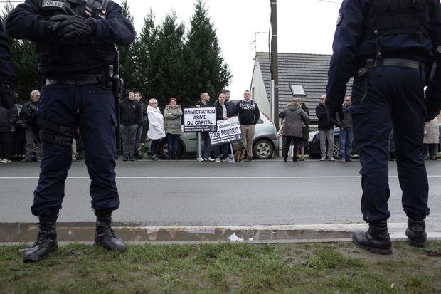 De Franse politie houdt betogers tegen die protesteren tegen de komst van de vluchtelingen in Calais.