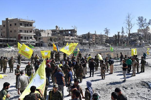 SDF-vlaggen in Raqqa