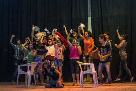 Kinderen van het Jongeren Kunstencentrum oefenen een stuk in voor het theaterfestival in Afrin, Syrië 