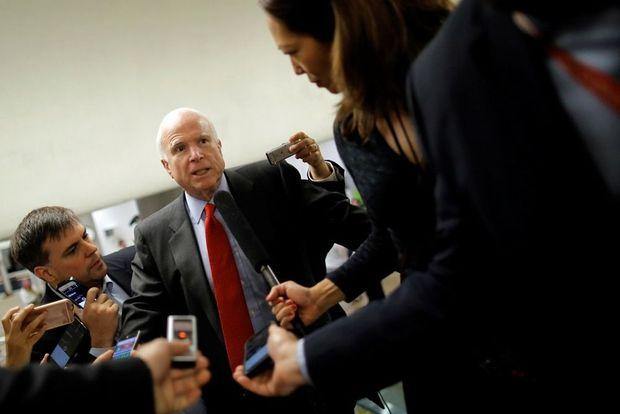 John McCain in gesprek met journalisten