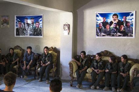Gesprek met strijdsters van YPJ, de vrouwelijke afdeling van YPG. Aan de muur rechts hangt het portret van Öcalan.
