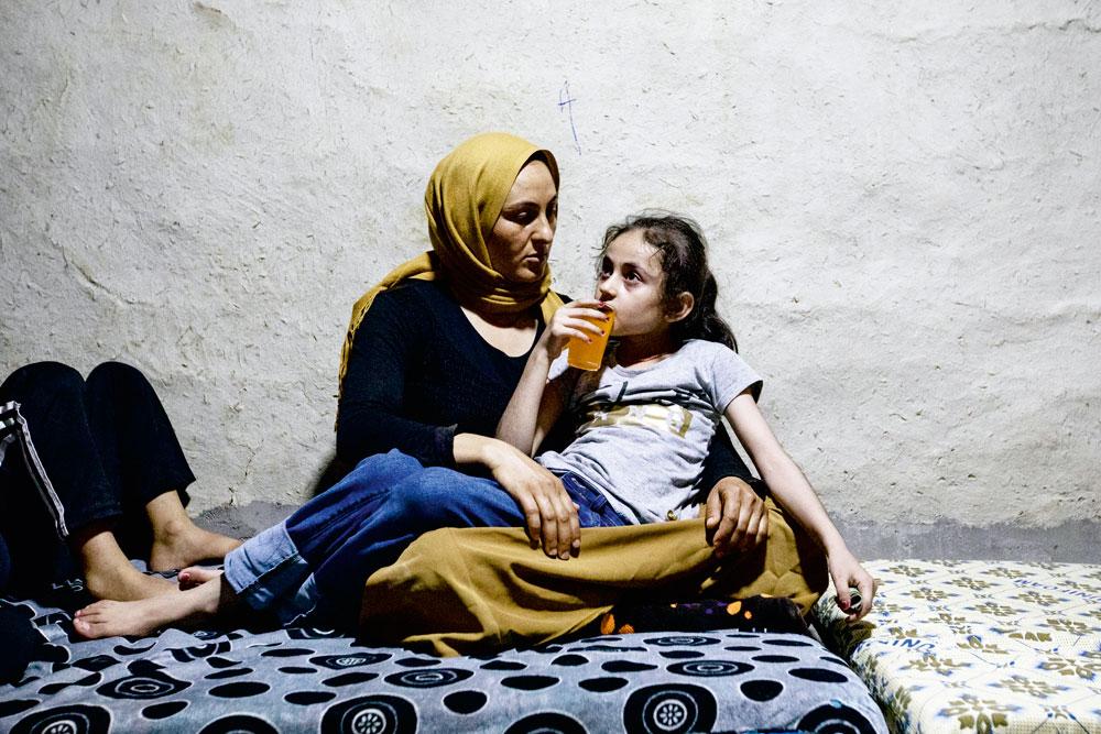 Het jezidimeisje Handa en haar zus, (zie foto onderaan) zijn na drie jaar gevangenschap bij de IS opnieuw verenigd met hun ouders.