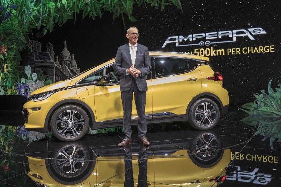 Karl-Thomas Neumann bij de presentatie van de Opel Ampera E