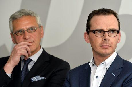 Wouter Beke (R) en Vlaams minister-president Kris Peeters.