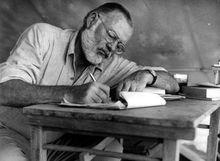 Ernest Hemingway aan het (schrijf)werk.