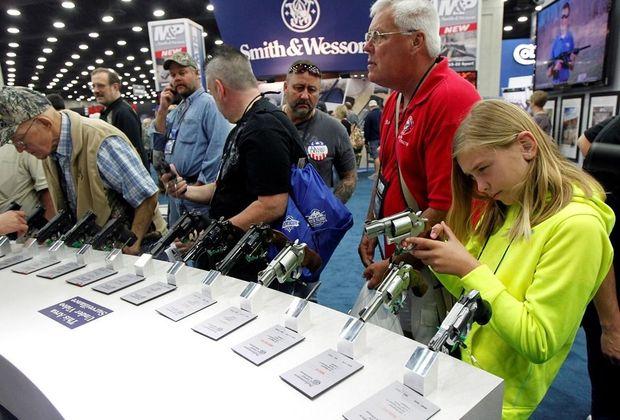 Familiebezoek aan een wapenbeurs van de NRA in Louisville, Kentucky