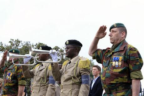 Belgische en Rwandese soldaten houden een herdenkingsdienst 