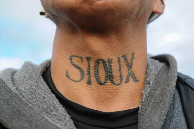 Een man van de Lakota Sioux stam toont zijn tattoo tijdens een protestmars tegen de Dakota Access pijplijn nabij Standing Rock.