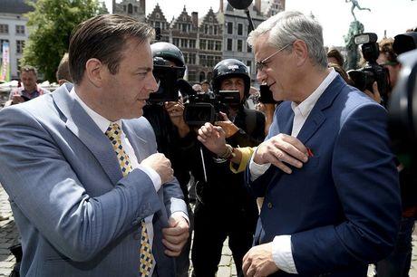 N-VA-voorzitter Bart De Wever (L) en Kris Peeters.