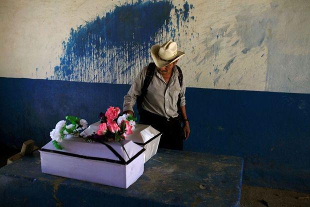 Recent werd in El Salvador een massagraf ontdekt dat dateert uit 1981, toen 1.000 burgers in en rond het dorp El Mozote vermoord werden door het Salvadoraanse leger, dat gesteund werd door de VS.