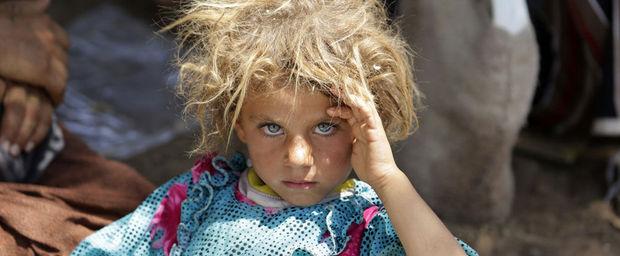 Een meisje van de Jezidische religieuze minderheid in het Sinjargebergte.