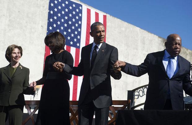 Laura Bush, Michelle Obama, Barack Obama en John Lewis op de vijftigste verjaardag van de mars in Selma.