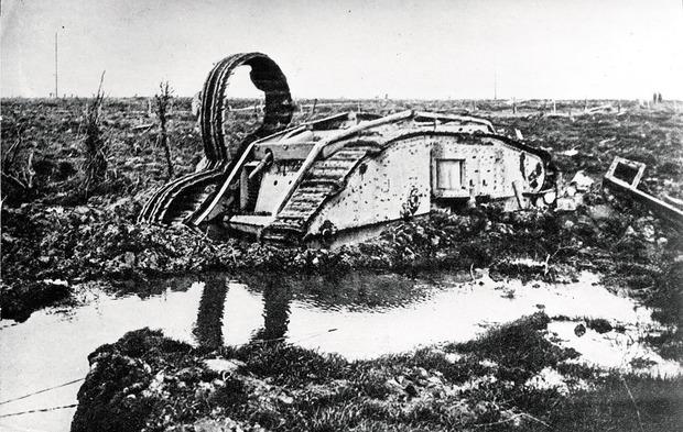 Een Britse tank zit vast in de modder. 'Het is een historische fout om te zeggen dat WO I weinig betekenis heeft.' 