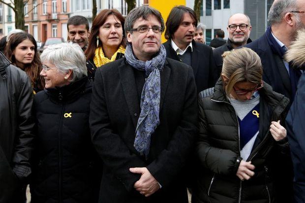 De voormalige Catalaanse regiopresident Carles Puigdemont met een aantal leden van zijn partij 'Junts per Catalunya' in Brussel, 12 januari 2018. 