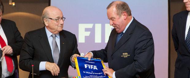 Als hoofd van de medische commissie heeft Michel D'Hooghe contact met Sepp Blatter.