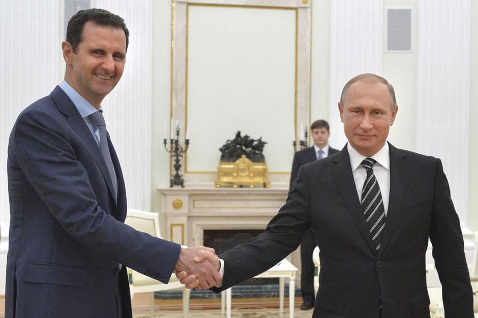 De Syrische president Bashar al-Assad (links) en de Russische president Vladimir Poetin.