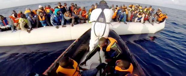 Italiaanse kustwacht helpt bootvluchtelingen 