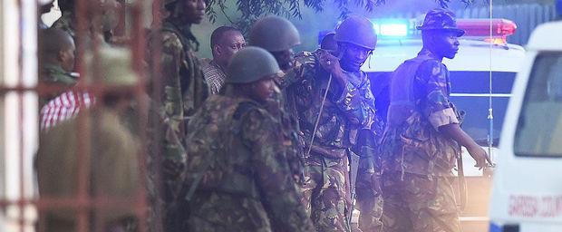 Keniaanse soldaten aan de universiteit in Garissa, waar zeker 147 studenten werden vermoord bij een aanslag van  islamistische terroristen.