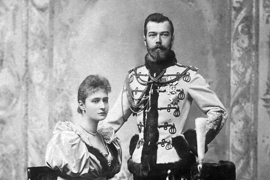 Alexandra met haar toekomstige echtgenoot, Nicolaas. Deze foto werd in 1894 gemaakt, het paar was toen pas verloofd.