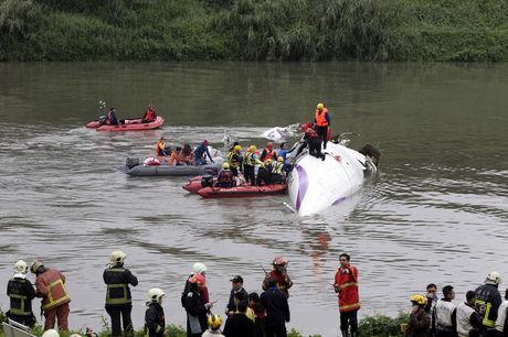 Passagiersvliegtuig raakt brug en stort neer in rivier in Taipei