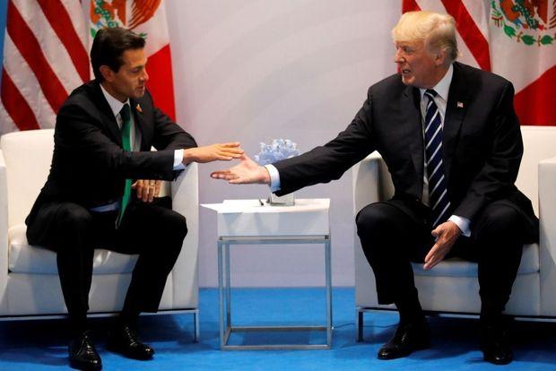 De Mexicaanse president Enrique Pena Nieto maakt kennis met de inmiddels beroemde - en beruchte - handdruk van Donald Trump.