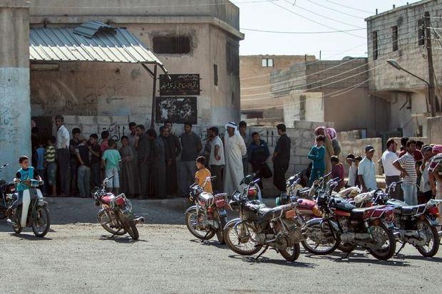 Burgers in Raqqa staan in de rij om brood te kopen 