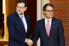 De Spaanse premier Mariano Rajoy (links) groet de Catalaanse president Artur Mas.