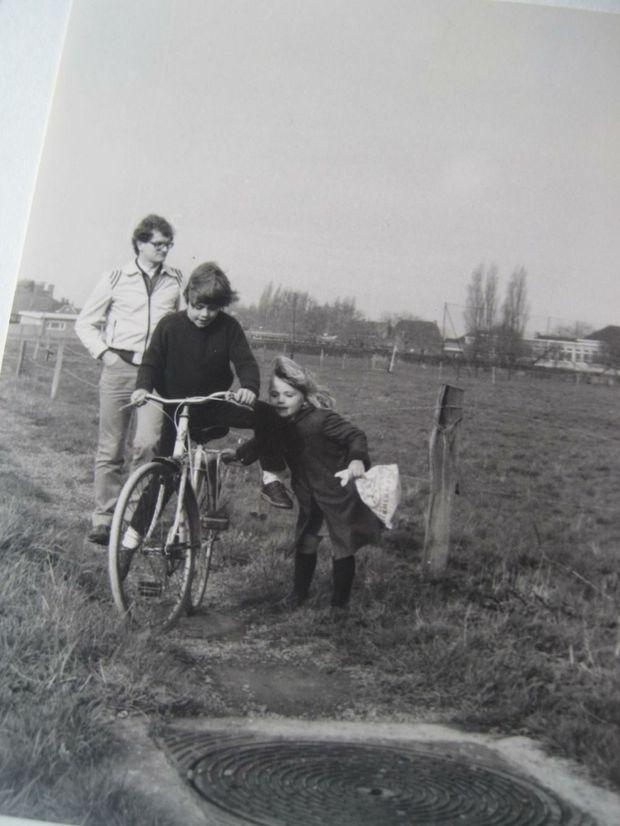 Een jonge Raoul Hedebouw (PTB-PVDA) met zijn zus Line. 