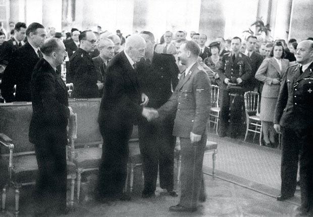 Knut Hamsun groet Rijksperschef Otto Dietrich op een journalistencongres in Wenen in 1943 