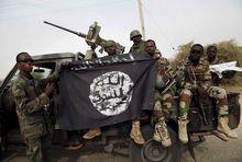 Troepen uit Niger tonen een Boko Haram-vlag in Damasak, Noord-Nigeria
