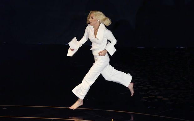 Een geëmotioneerde Lady Gaga rent na haar optreden van het podium.