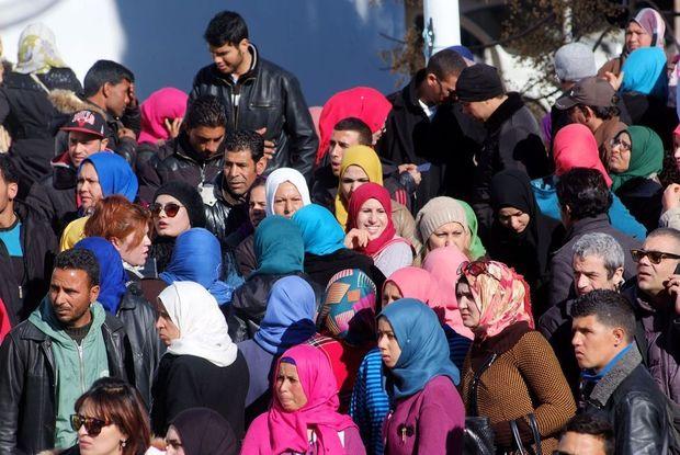 Jonge Tunesische afgestudeerden verzamelen bij het provinciehoofdkwartier in Kassérine op 21 januari 2016, om te protesteren tegen de hoge werkloosheid. 