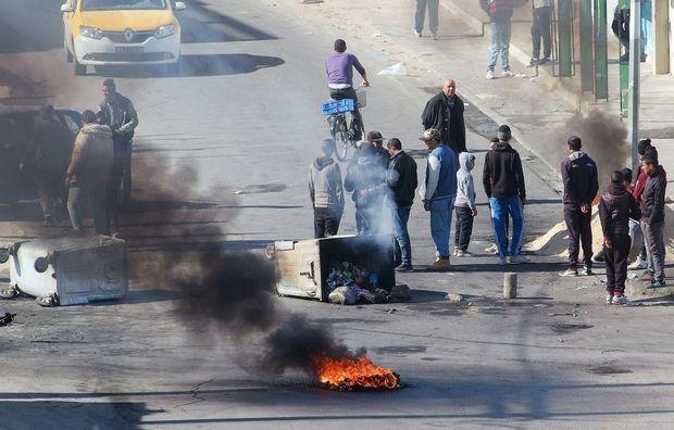 Tunesische protestanten blokkeren een weg in Kassérine, op 21 januari 2016.