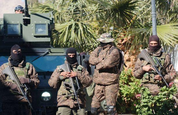 Tunesische veiligheidsdiensten aan het provinciehoofdkwartier in Kassérine.
