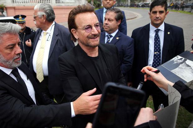 U2-zanger Bono praat met fans in Argentinië, 9 oktober 2017.