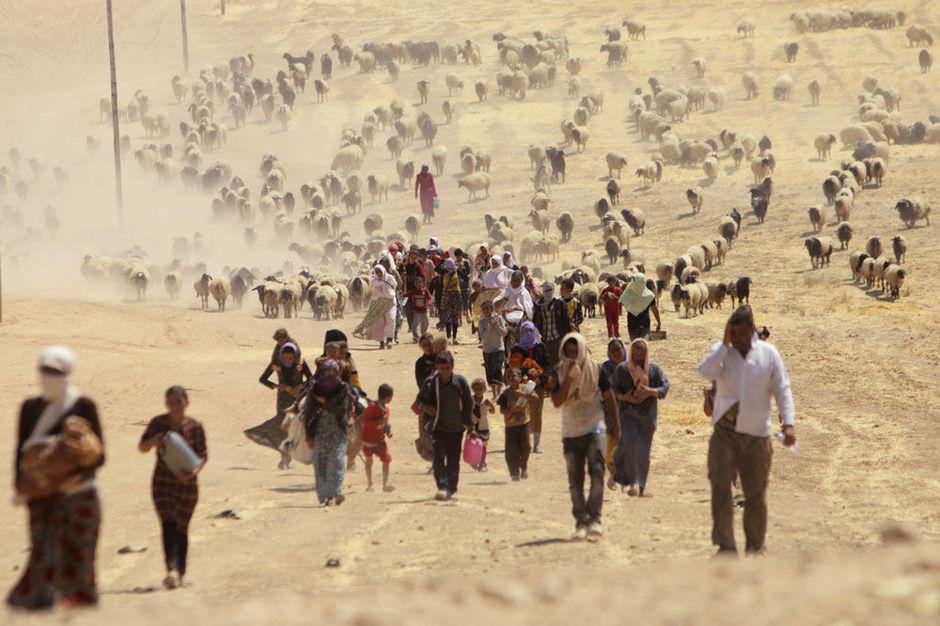 Jezidi's vluchten weg van Islamitische Staat (IS) richting Syrische grens.