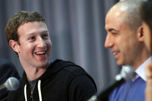 CEO en oprichter van Facebook Mark Zuckerberg (links) en Yuri Milner (rechts) tijdens een prijsuitreiking in San Francisco, Verenigde Staten, 20 februari 2013.