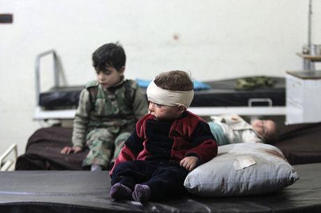 Gewonde kinderen in een veldziekenhuis na wat volgens activisten luchtaanvallen van troepen trouw aan de Syrische president Bashar al-Assad waren. In Douma, bij Damascus.