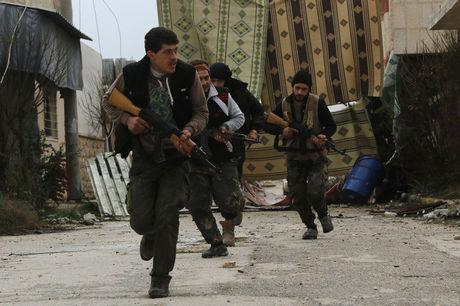 Rebellen van het Shamiya-front lopen om snipers te ontwijken in Aleppo.