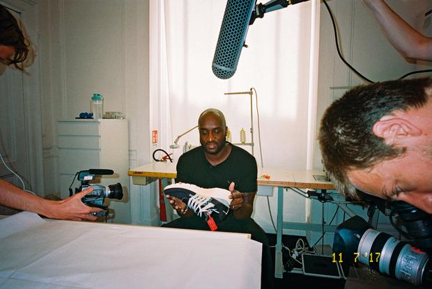 Designer en DJ Virgil Abloh met zijn eigen sneaker van Nike.