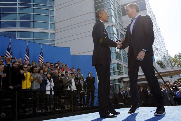Toenmalig Amerikaans president Barack Obama (links) en Nike-CEO Mark Parker (rechts) bij een toespraak vlakbij het hoofdkwartier van Nike in Beaverton, Oregon, 8 mei 2015.